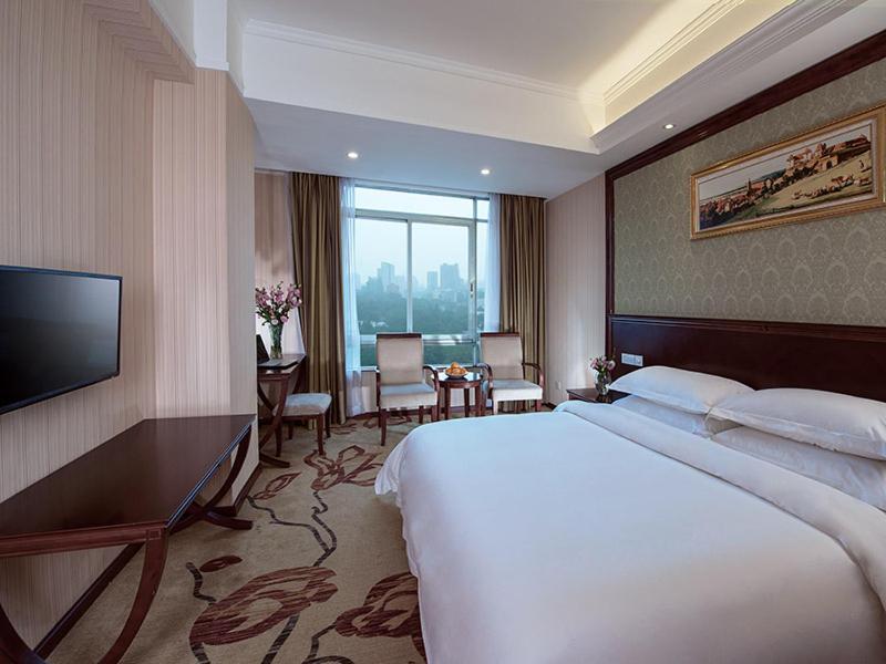 Vienna Hotel Guangzhou Shaheding Metro Station Екстер'єр фото