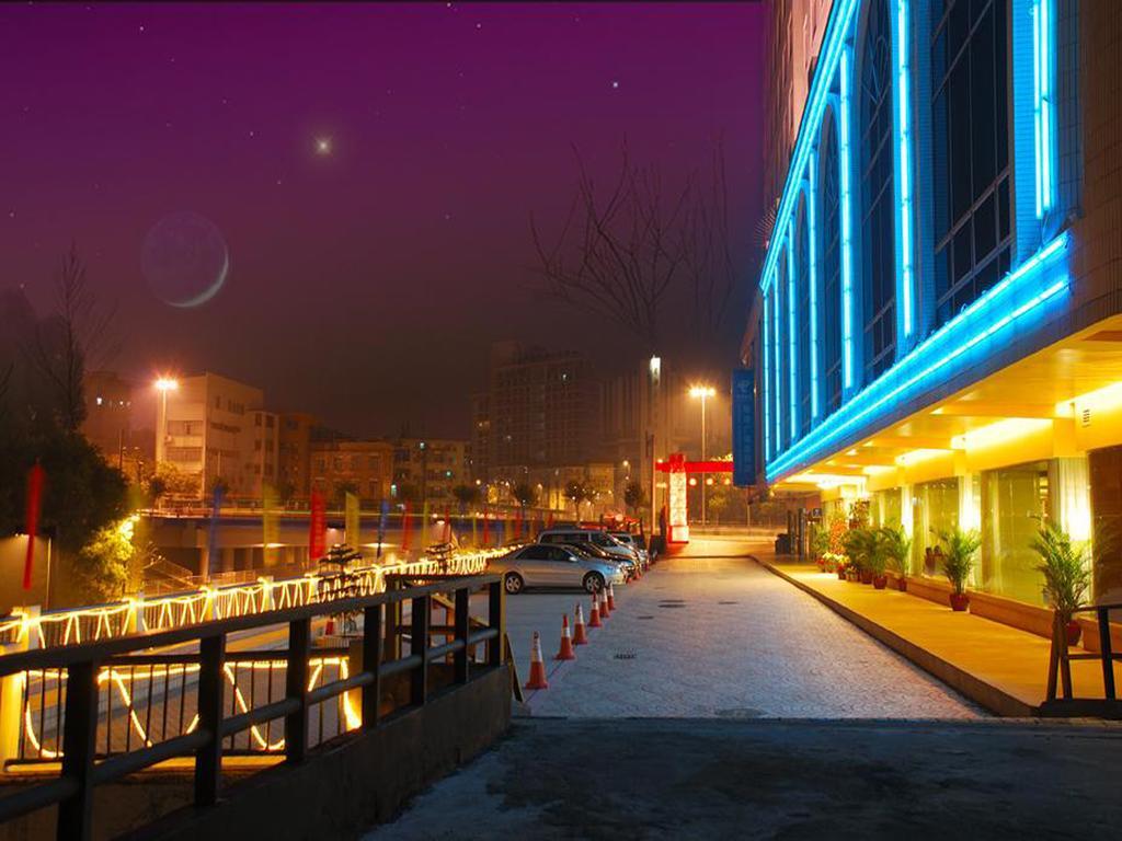Vienna Hotel Guangzhou Shaheding Metro Station Екстер'єр фото