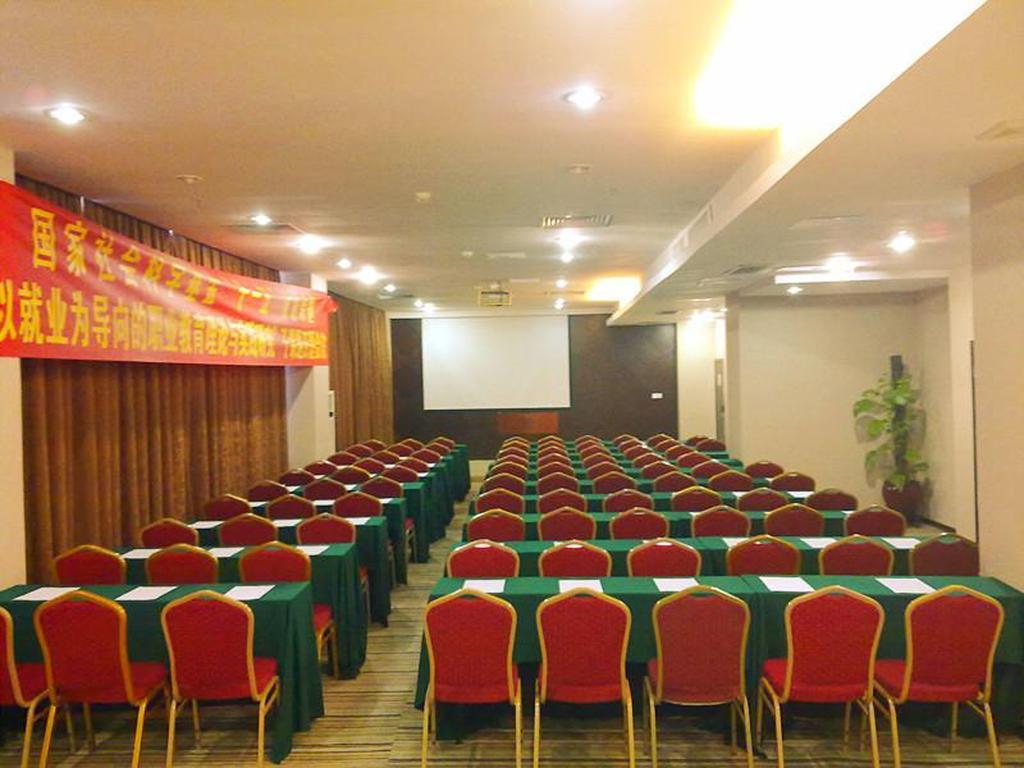 Vienna Hotel Guangzhou Shaheding Metro Station Екстер'єр фото