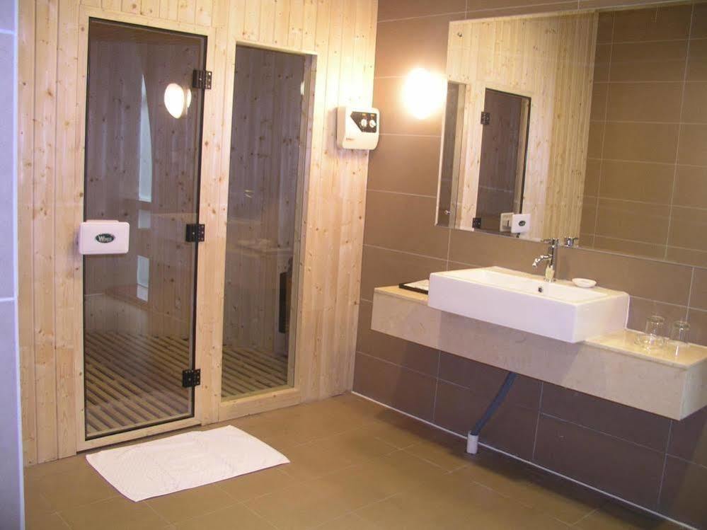 Vienna Hotel Guangzhou Shaheding Metro Station Екстер'єр фото