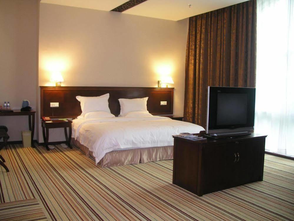Vienna Hotel Guangzhou Shaheding Metro Station Екстер'єр фото